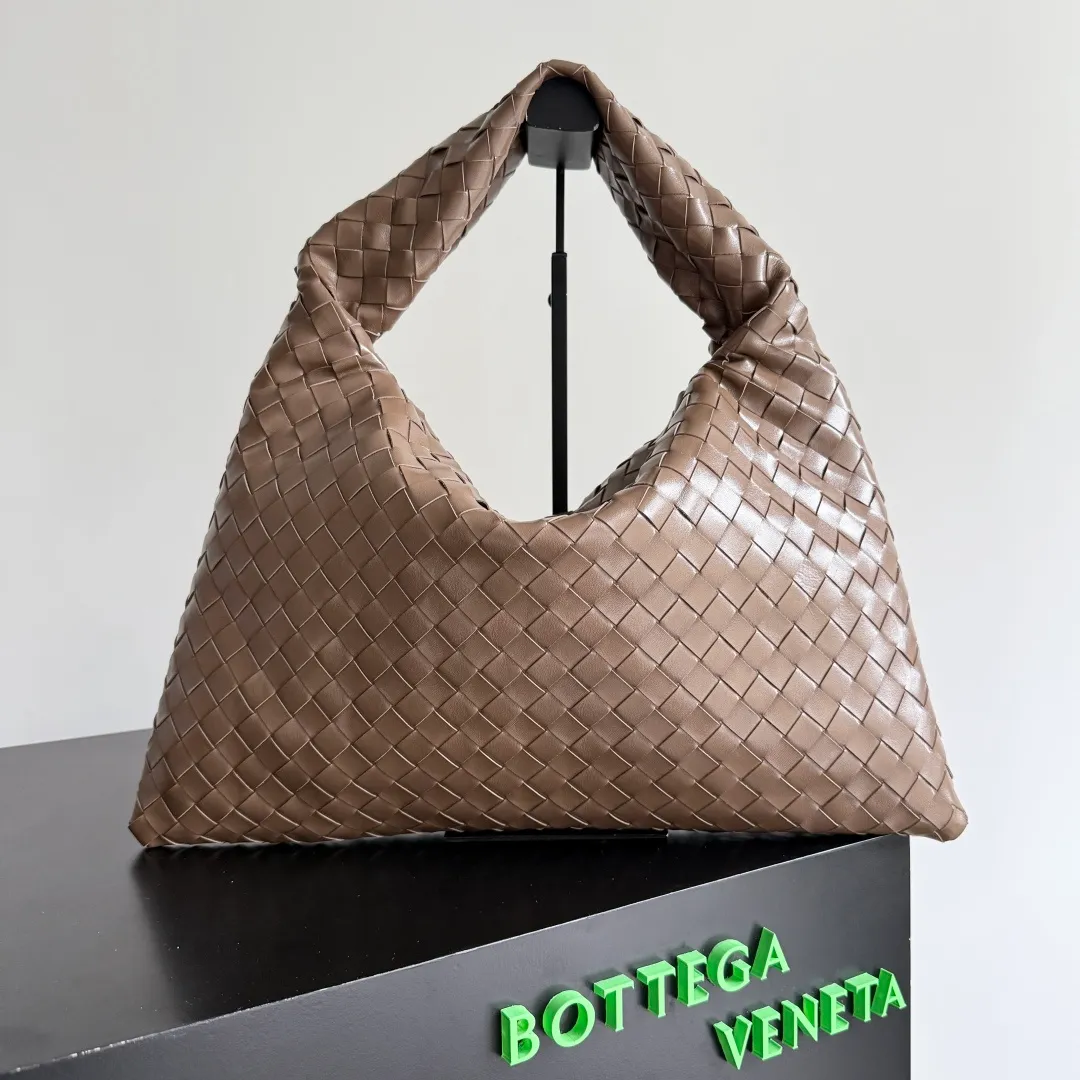 Batch 1960 It seems that this bag from BV has been popular recently ~ The new Hop is really not too beautiful. The whole bag has no seams. The bag body and handles are made of one piece of leather. It reflects the style and essence of Bottega Veneta. It truly represents craftsmanship and creativity. The large size has a very loose and lazy upper body. Big bag lovers will definitely not regret buying it. Style number: 796262 Size: 46*21*10cm